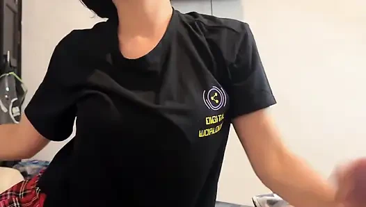 En iyi arkadaşımın karısı yalnızken tüm yarağımı yutuyor