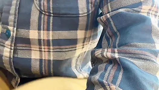 Kamyon tekerleğinin yanında yere işiyor