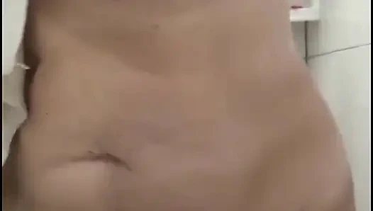 Meine Stiefmutter duscht nach dem Ficken, um das Sperma aus ihr herauszubekommen.