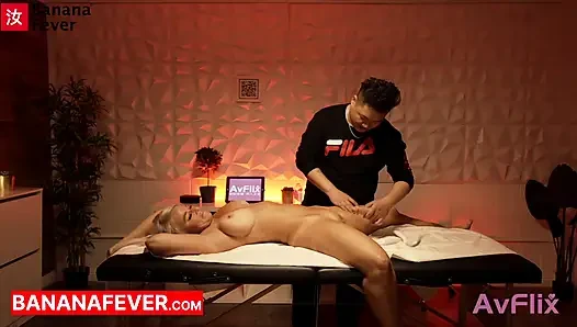 Fette chinesische masseurin verführt weiße MILF mit vollem service, happy end
