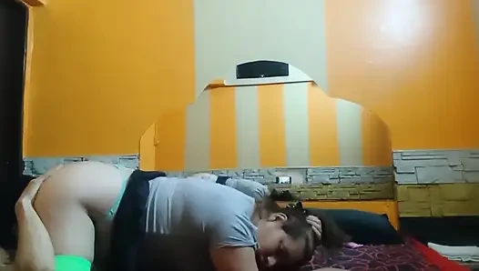 Im motel gab sie mir einen blowjob, wir machten 69 und doggystyle, während ich mit meinem handy filmte