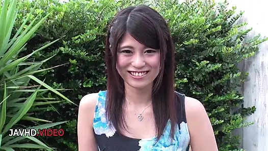 Teenie-süße gibt blowjob im freien vor der kamera, während sie live gefilmt wird