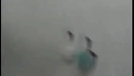 Blondes schätzchen squirtet milch, während sie zu explosivem orgasmus fingert