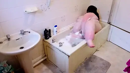 Толстушка пытается принять ванну, может она поместиться?