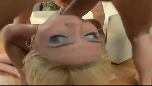 Bir sonraki sarışın çifte göt sikişi devam ediyor