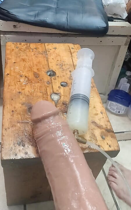 Vul mijn kont met glijmiddel en neuk het met de machine