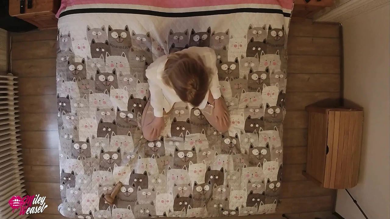 Người mẫu tóc vàng nhận được nó dữ dội trên giường