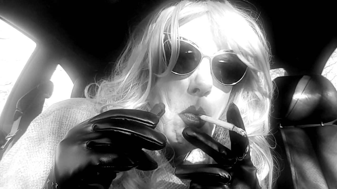 MATURE CD BLONDE SMOKING VS 120s AND APPLYING RED LIPSTICK