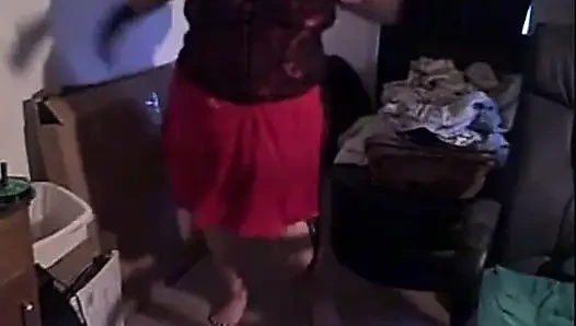 Kamera gösterisi dans ediyor, soyunuyor ve gülüyor, insanlarla konuşuyor