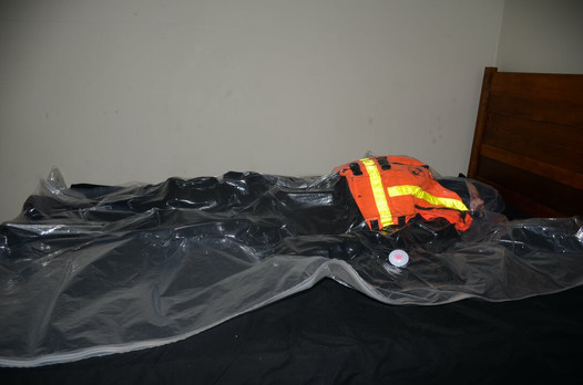 7 de septiembre de 2023 - VacPacked en mi impermeable de PVC hiviz, cofre y hiviz lifevest con algunos de mis salvavidas