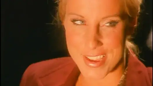 Красотка-брюнетка получает кончу на ее талию после принятия жесткого члена