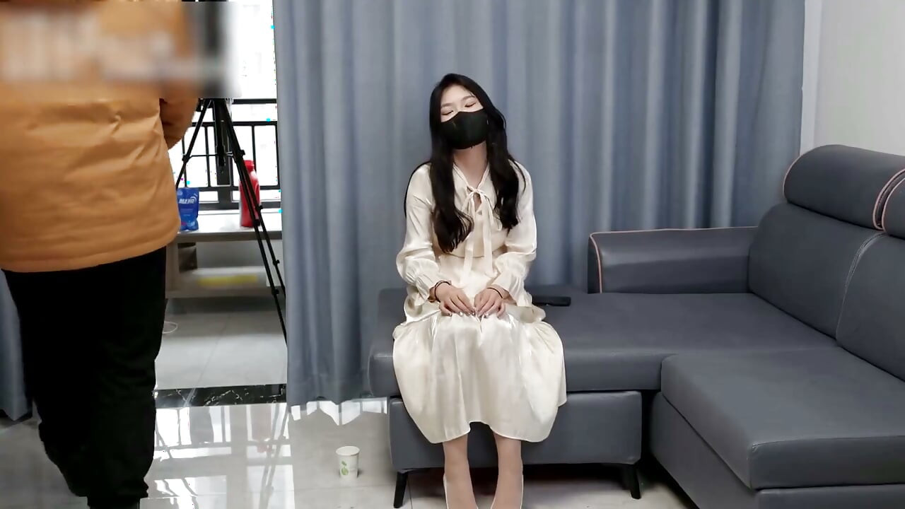 ドレスとストッキング姿の彼女、ロープで縛られて