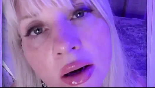 Orta yaşlı seksi kadın solo