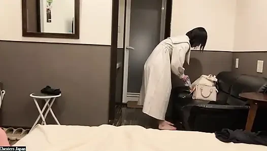 Sullen siyah saçlı duvar çiçeği