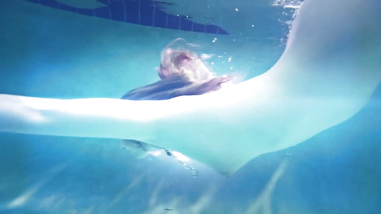 サニーレーンは水中でコックを吸う