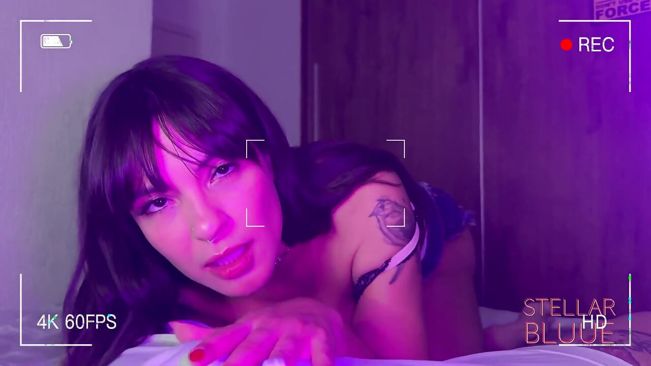 Büyük memeli yaramaz esmer bana mükemmel bir ıslak sakso çekti ve tüm dölümü yuttu