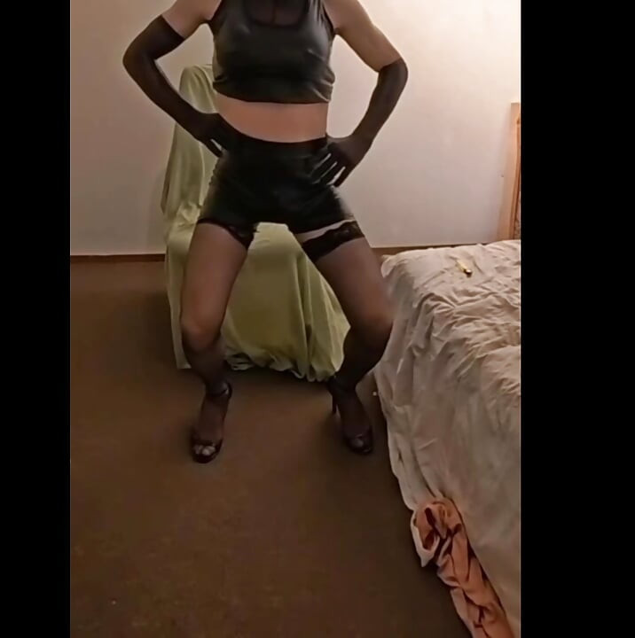 Saratgirl i fetisj lateks dressing nylon svart strømpe som erter kuken hennes