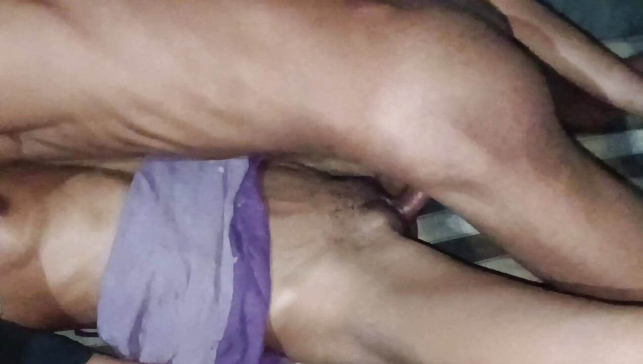 雨季にセックスをしているインドのバビ インドのデジバビ村