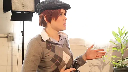 Cewek cantik kulit hitam dan pelacur kulit putih lagi asik jilat memek di seks threesome