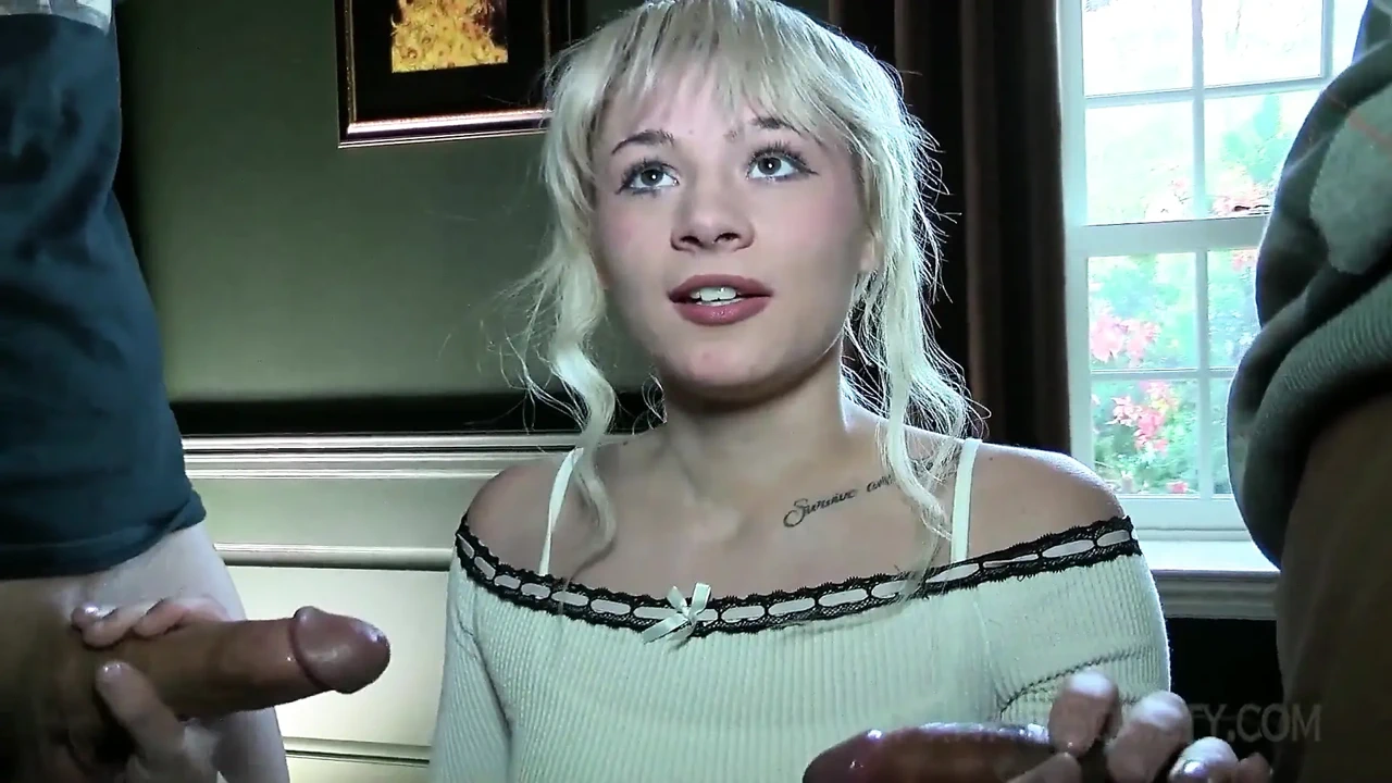 Con đĩ người Nga nhỏ bé dễ thương xuất tinh