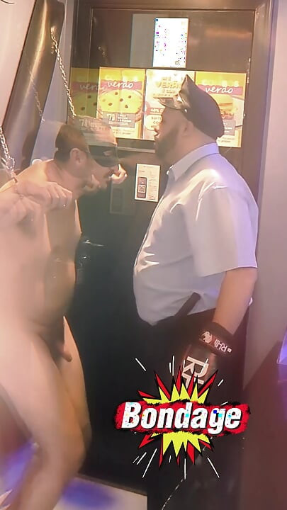 戴住手铐并经过测试 - 熊警察