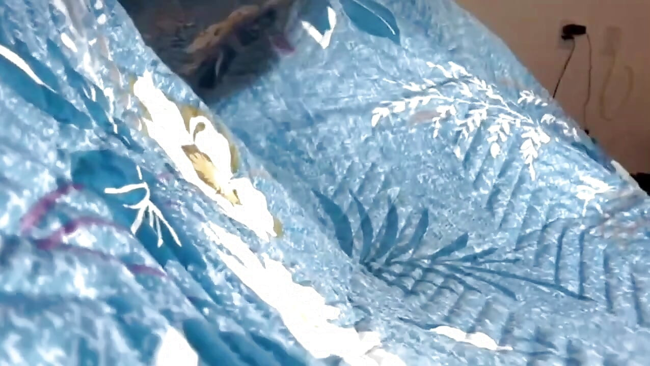 زوجة الأب المشاغب يمسك ابن زوجها تحت اللحاف وتمارس الجنس