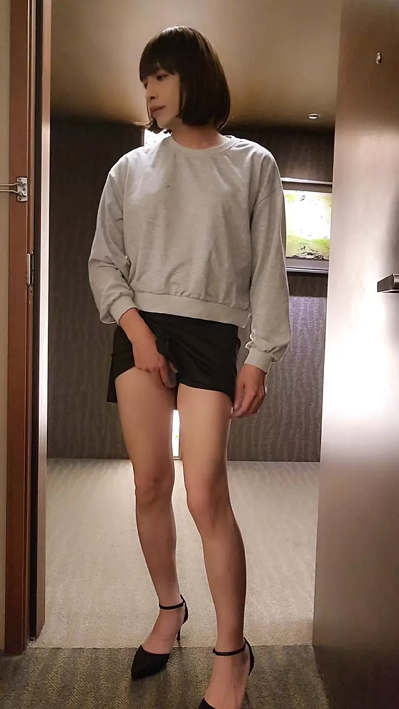 나는 모든 사람들이 내가 딜도로 자위하는 것을 볼 수 있도록 문을 열어 두었어