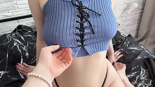 Bu guru nakal ini ngentot memek perawanku sampai crot di dalam memek sempitnya