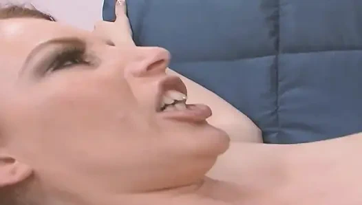 Azgın ev kadınları sahne 2_sexy kızıl saçlı büyük göğüslü orta yaşlı seksi kadın büyük yarakla komşusundan yüzüne boşalma alıyor