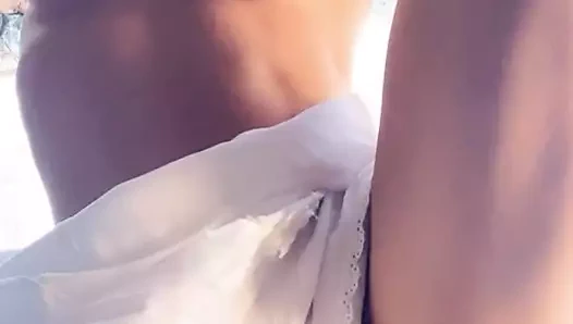 Cewek hot ini lagi asik nyepong dan ngentot kontol di hutan - seks amatir di luar ruangan