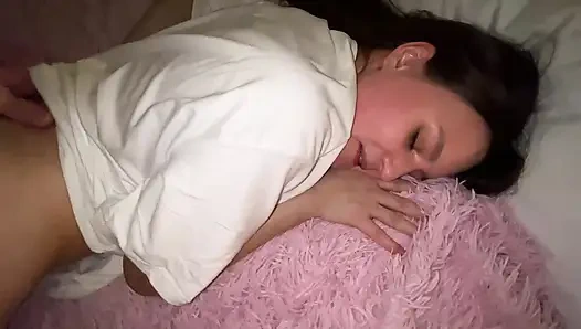 Üvey erkek kardeşinin büyük yarağına kürekle zıplıyor