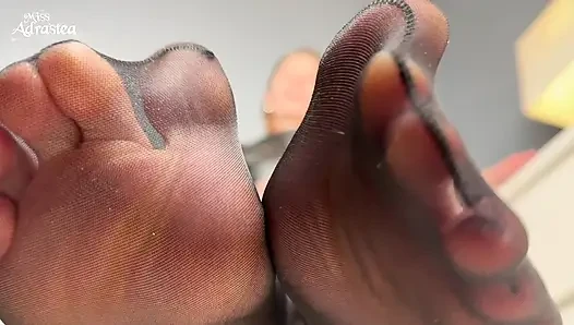 Jadilah hewan peliharaan yang enak di bawah kakiku yang harum! - Instruksi pemujaan kaki dan dominasi stoking ketat sama miss adrastea