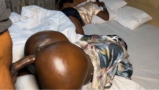 尼日利亚出轨胖美女室友的阴户被室友的男朋友的大黑屌撑开