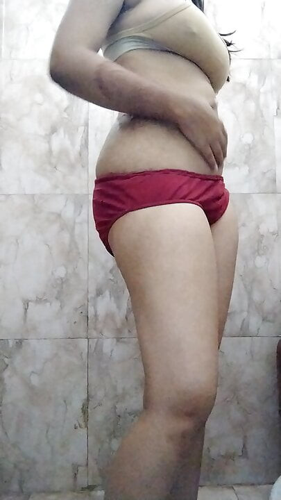 20 year old gilr showing navel hot figure