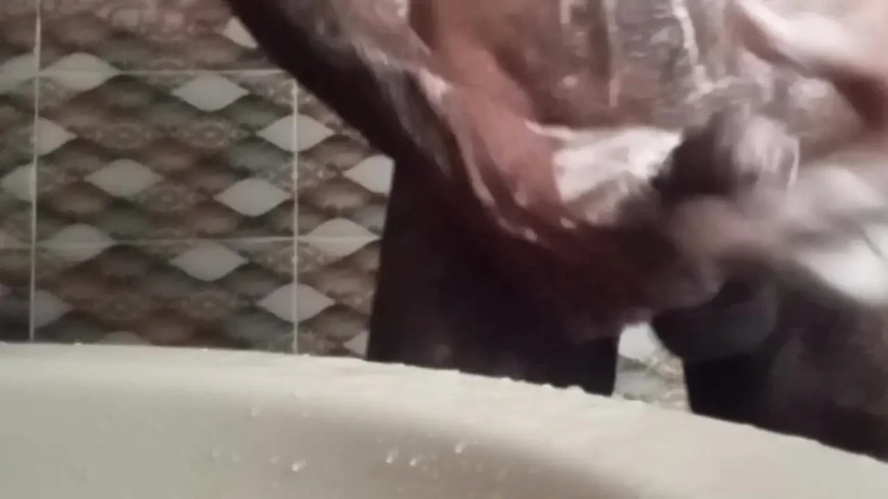 Main hastmaithun karta hoon kyonki meri sauteli bahan ke stnon ka aakar pagal hai