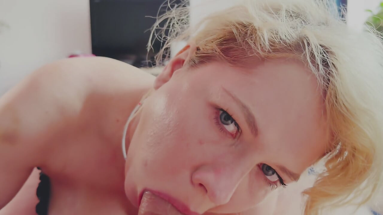 Desperate Housewife Takes My Thick Cock Deep With Yellow Nails
