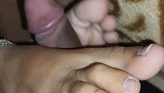 Ibu tiri lagi asik mainin kontolku yang ngaceng
