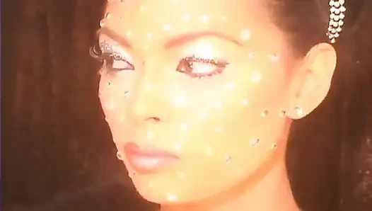 Tera Patrick'in yer aldığı elmas yüz bisiklet siyah iç çamaşırı fotoğraf çekimi