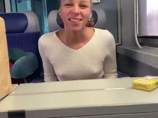 Lucie сосет в поезде