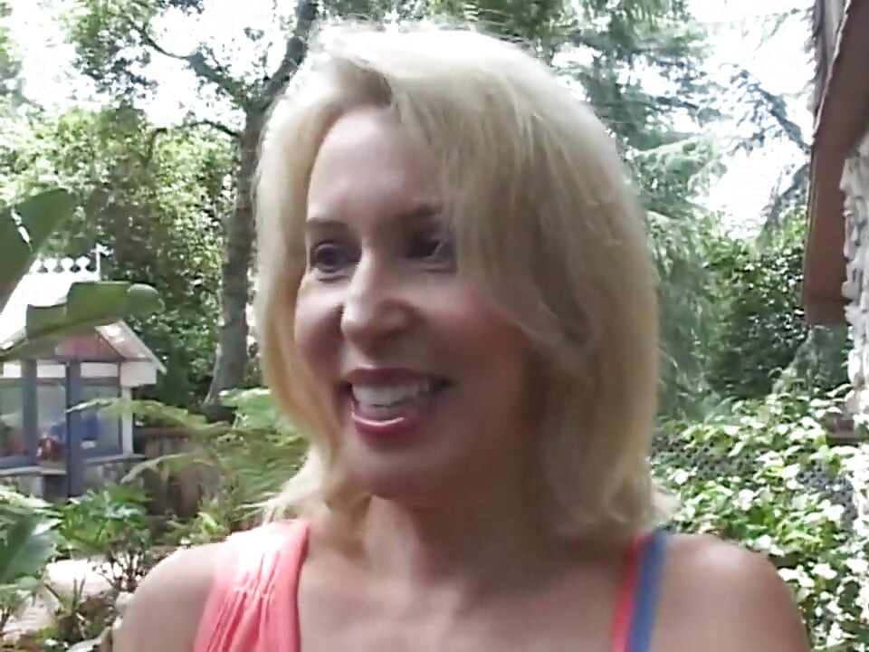 В волосатую киску милфы-блондинки с большими сиськами проникли... сперма в рот