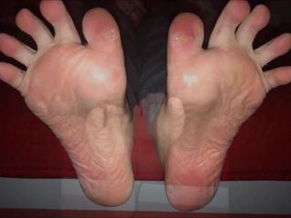 Giouli bouge ses pieds sexy (taille 35)