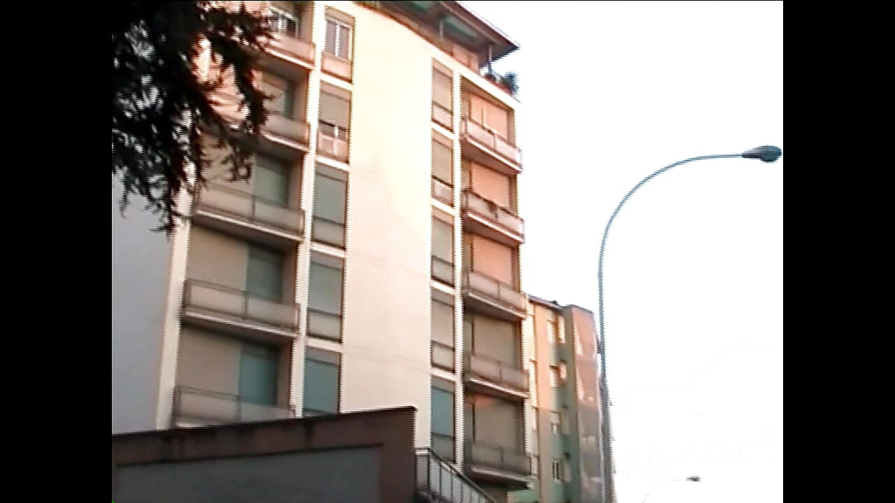 Tante girang bertato dengan toket kecil ini dientot habis-habisan sampai dicrot di dalam