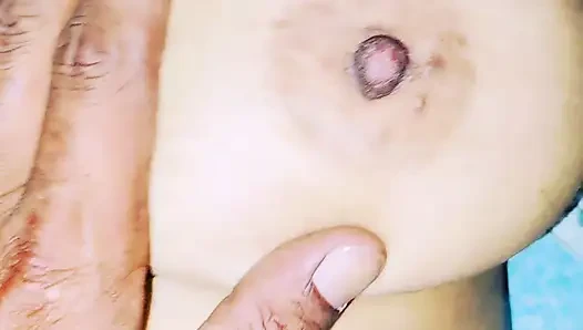 Pooja elini karısının amına soktu ve salatalık soktu, amcık ve göt patladı