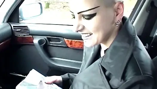 Tıraşlı baş bebek pirsingli amcık damlayan krem açıyor
