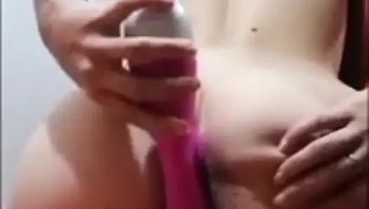 23 yaşındaki genç kız evde yalnız ve çok ateşli! Ya benimle oynarsan?