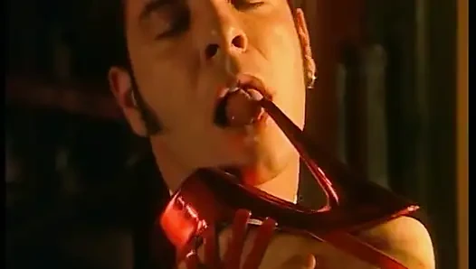 Harika sarışın sürtük büyük bir yarakla domalarak sikiliyor