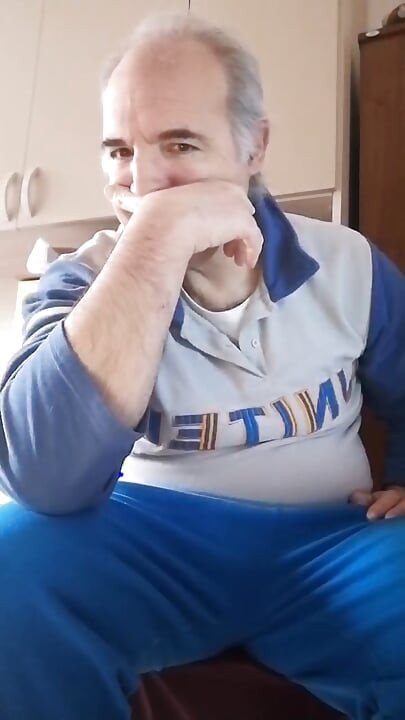 Дръпвам твърдия си кур и пъхам пръсти в отворения си задник