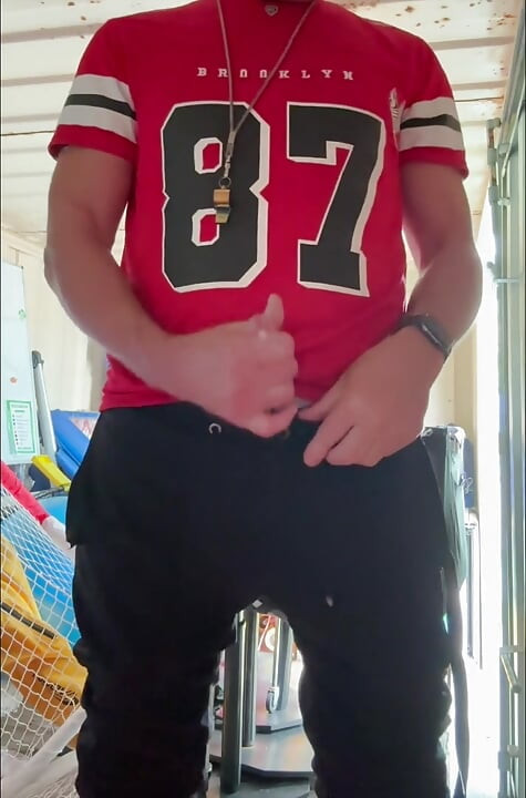 JockDad87 يطلق حمولة في خزانة المعدات