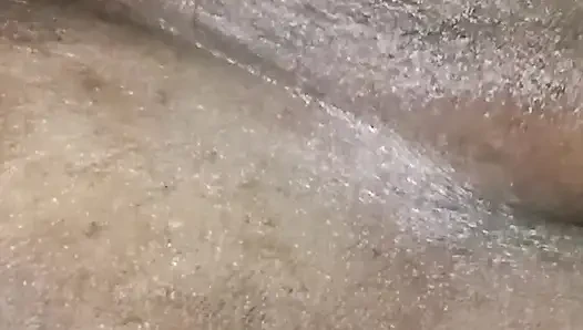 Die muschi meiner stieftante wurde mit Öl massiert und gefingert.