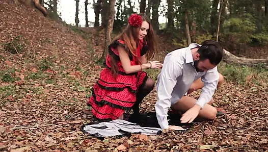 Polka Dot Etekli Hatun Ormanda Sert Sikiliyor